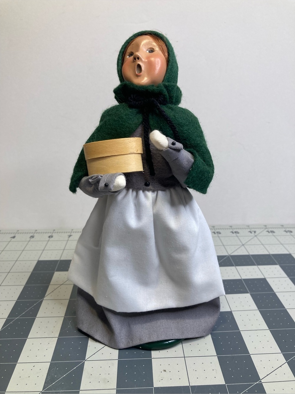Byers Choice 2002 Carolers Pilgrim Girl Shaker Box Thanksgiving